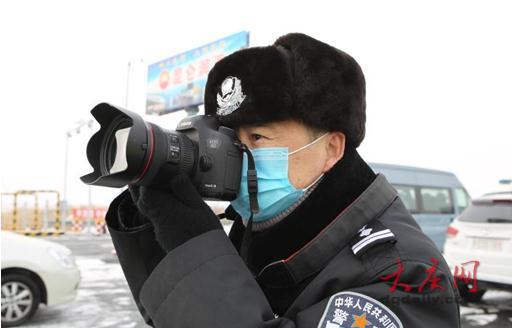 60后民警千余张照片为网友呈现战“疫”警察“蓝”